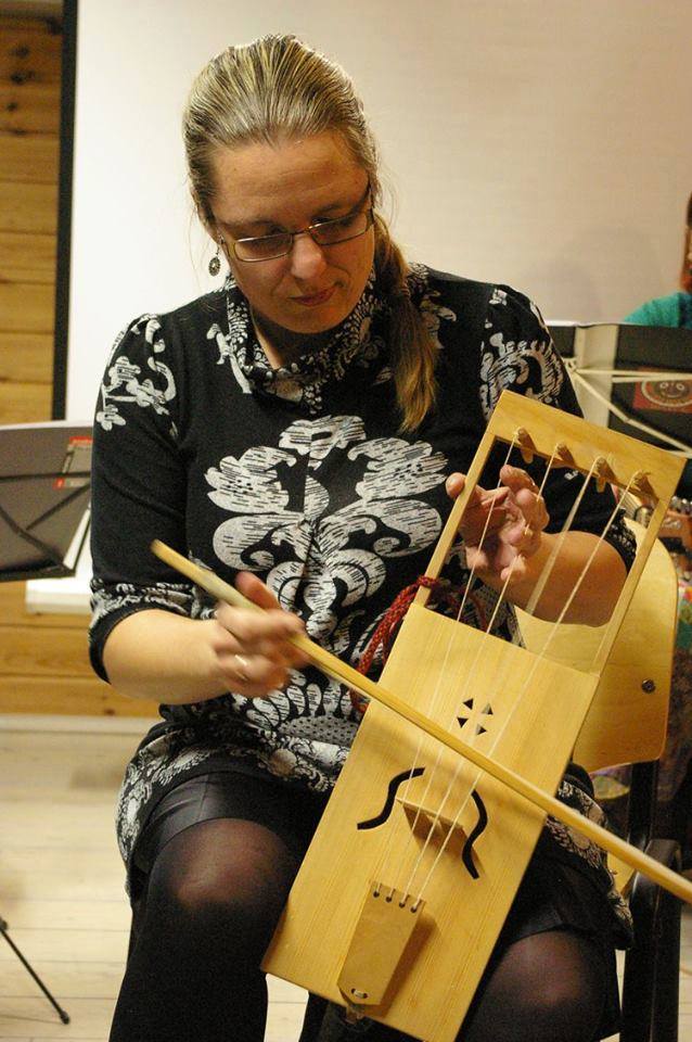 Krista Sildoja ja hiiu kannel 2015. Foto: Raivo Sildoja
